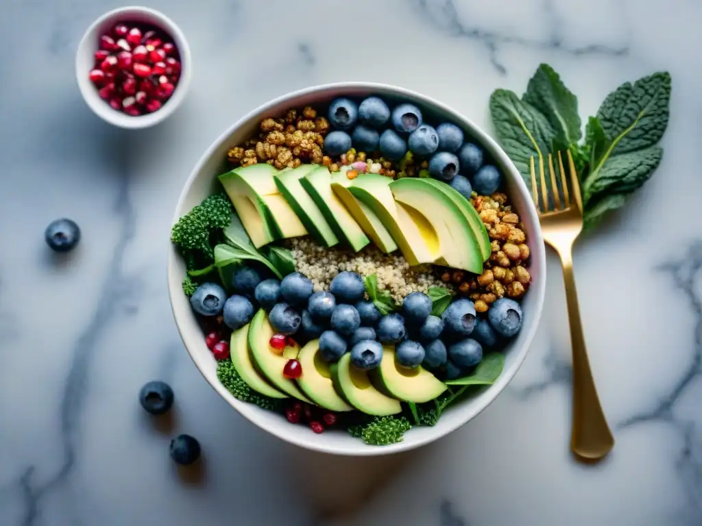 Un exquisito bol de ensalada gourmet con superalimentos coloridos como quinoa, aguacate, granada, kale, arándanos y nueces, sobre una mesa de mármol